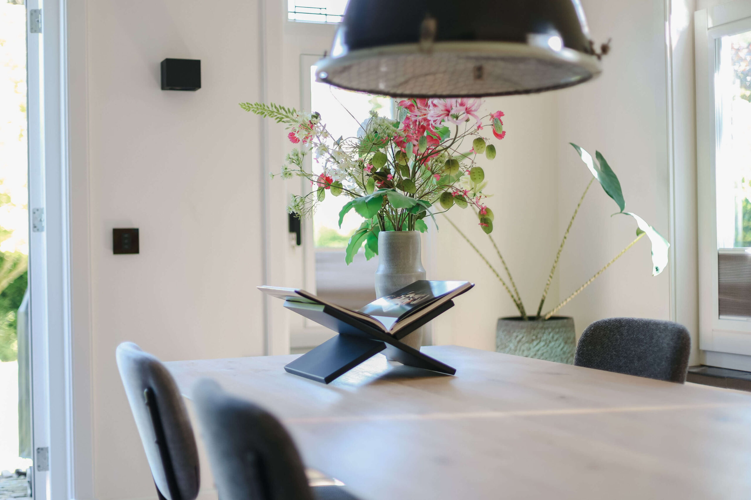 Eiken, noten of zwart gebeitst? Zo kies je de juiste houtsoort voor je tafel