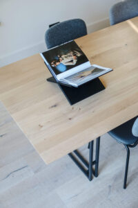 Eiken, noten of zwart gebeitst? Zo kies je de juiste houtsoort voor je tafel