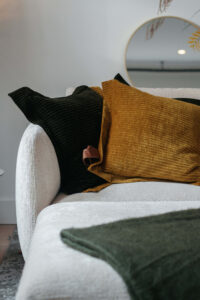 Op zoek naar rust in je interieur? Laat je kussens het werk doen