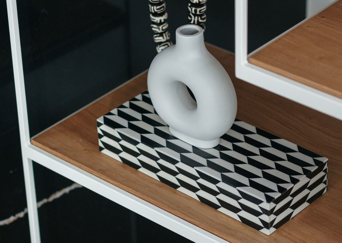 Zo style je jouw open kast of sidetable als een interieurstylist