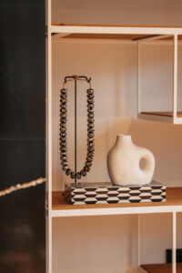 Zo style je jouw open kast of sidetable als een interieurstylist