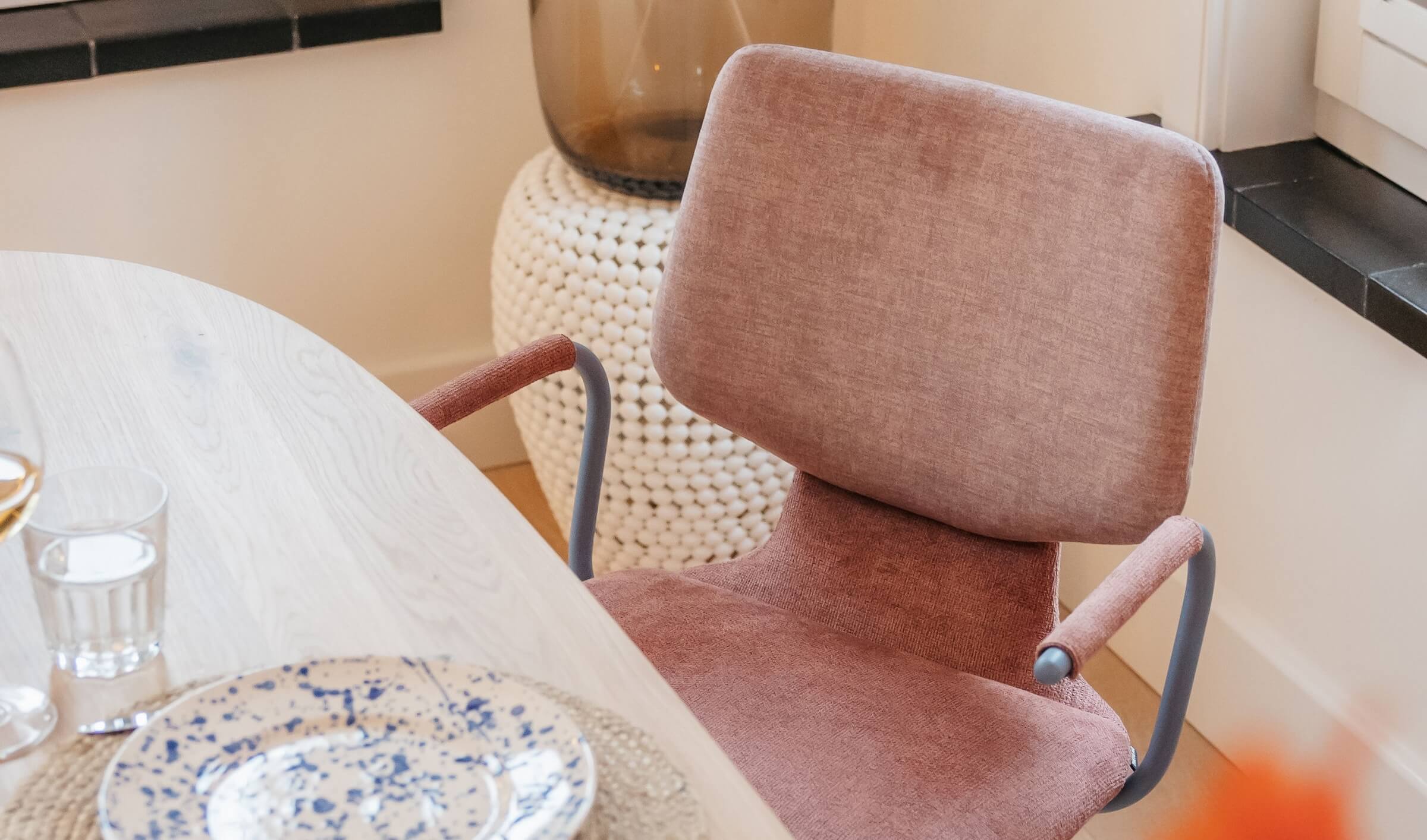 Waarom een eetkamerstoel met armleuning comfort en luxe toevoegt aan je interieur 01 (1)