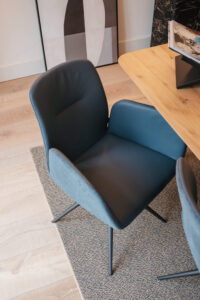 Waarom een eetkamerstoel met armleuning comfort en luxe toevoegt aan je interieur 01 (1)