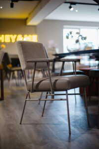 Waarom een eetkamerstoel met armleuning comfort en luxe toevoegt aan je interieur 01 (1)