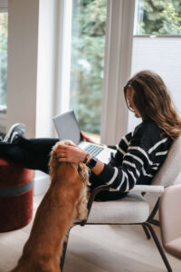 Wonen met stijl én een huisdier- zo combineer je designmeubels met een dierenvriendelijk interieur 01 (1)