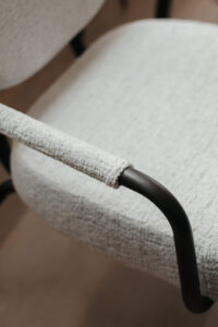 Zo plaats je een fauteuil in een erker zonder licht te blokkeren