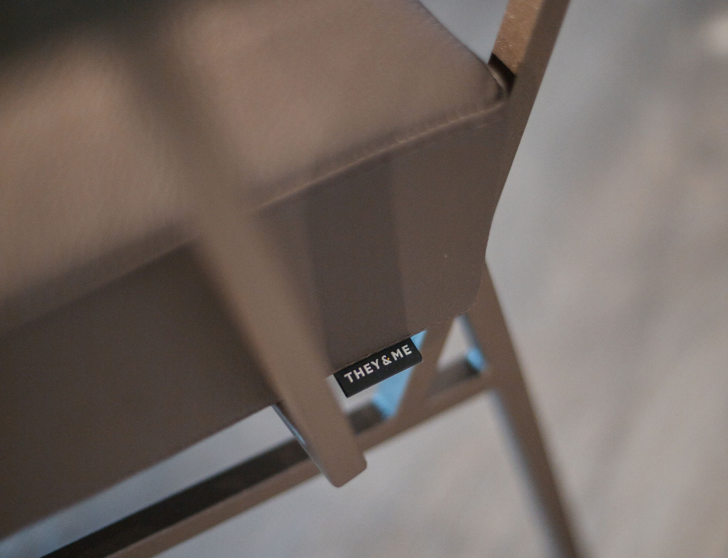 Zo plaats je een fauteuil in een erker zonder licht te blokkeren
