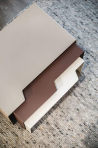 Mix & Match- zo creëer je een ruimtelijke en dynamische woonkamer met tafels