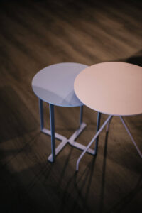 Mix & Match- zo creëer je een ruimtelijke en dynamische woonkamer met tafels