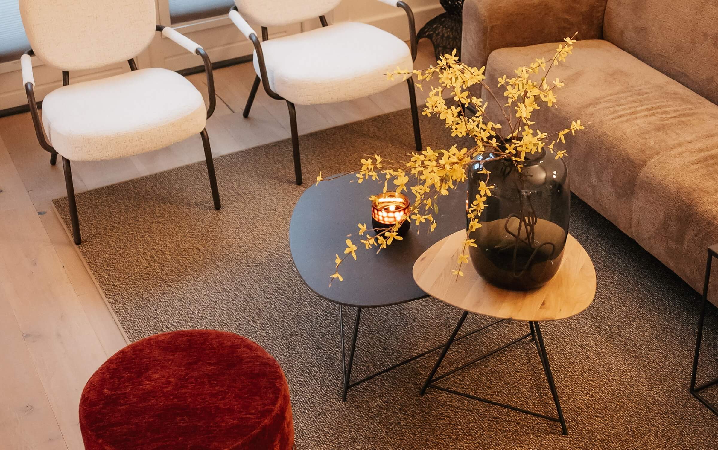 Mix & Match- zo creëer je een ruimtelijke en dynamische woonkamer met tafels