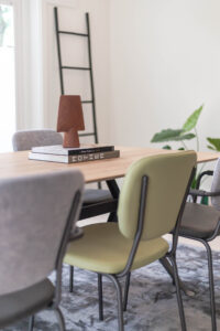 Ovaal of rechthoekig? Hoe de vorm van jouw maatwerk eettafel de dynamiek van gesprekken en gezelschap beïnvloedt