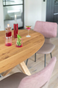 Ovaal of rechthoekig? Hoe de vorm van jouw maatwerk eettafel de dynamiek van gesprekken en gezelschap beïnvloedt