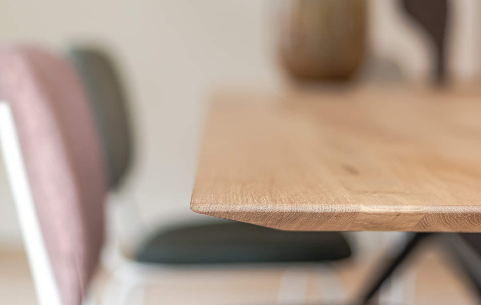 Ovaal of rechthoekig? Hoe de vorm van jouw maatwerk eettafel de dynamiek van gesprekken en gezelschap beïnvloedt