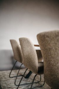 Waarom slede-onderstellen in moderne eetkamers terugkomen 01 (1)