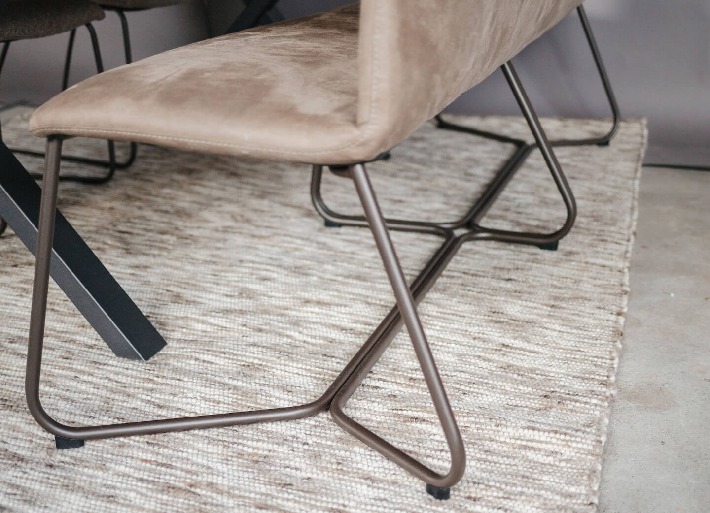 Waarom slede-onderstellen in moderne eetkamers terugkomen 01 (1)