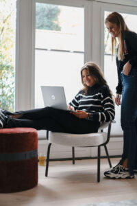 5 verrassende manieren om je zithoek te restylen zonder grote aankopen