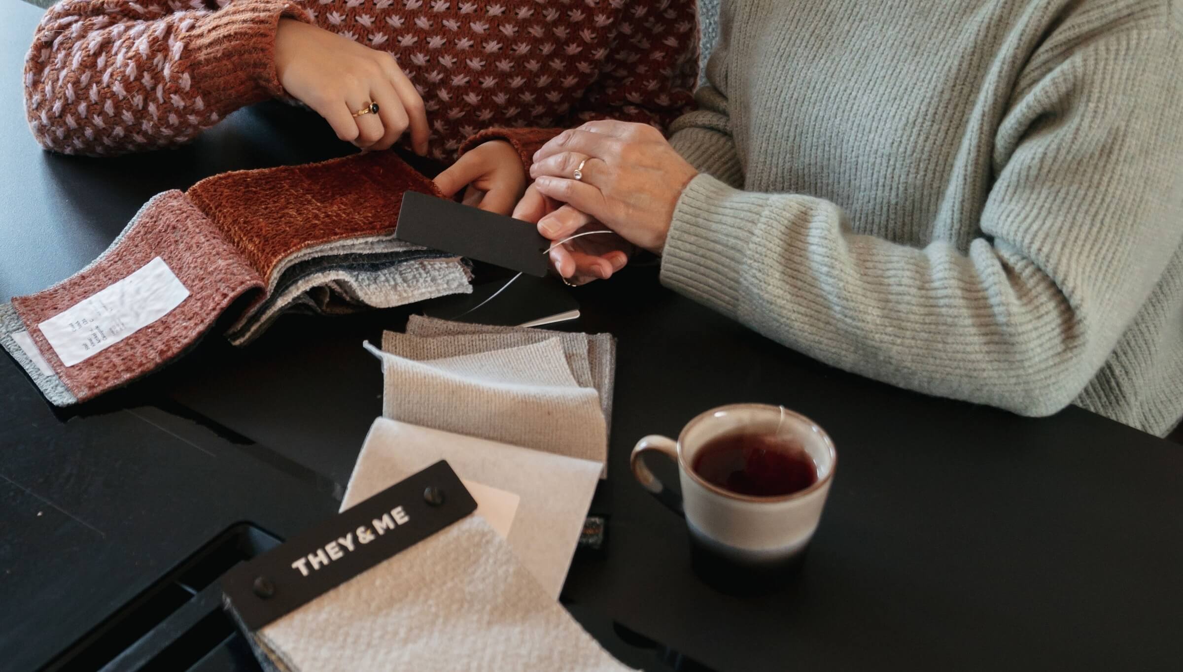 Vlekbestendige stoffen- hoe de juiste stof jouw bank redt van wijn, kinderen en huisdieren.