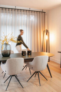 Het effect van afgeschuinde randen op visuele slankheid en elegantie van een tafel (1)