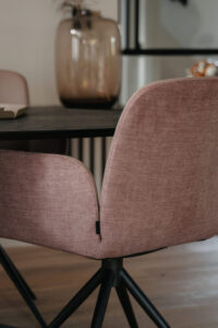 Hoe zitdiepte van een stoel het comfort en de zithouding bepaalt (1)