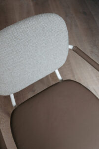 Hoe zitdiepte van een stoel het comfort en de zithouding bepaalt (1)