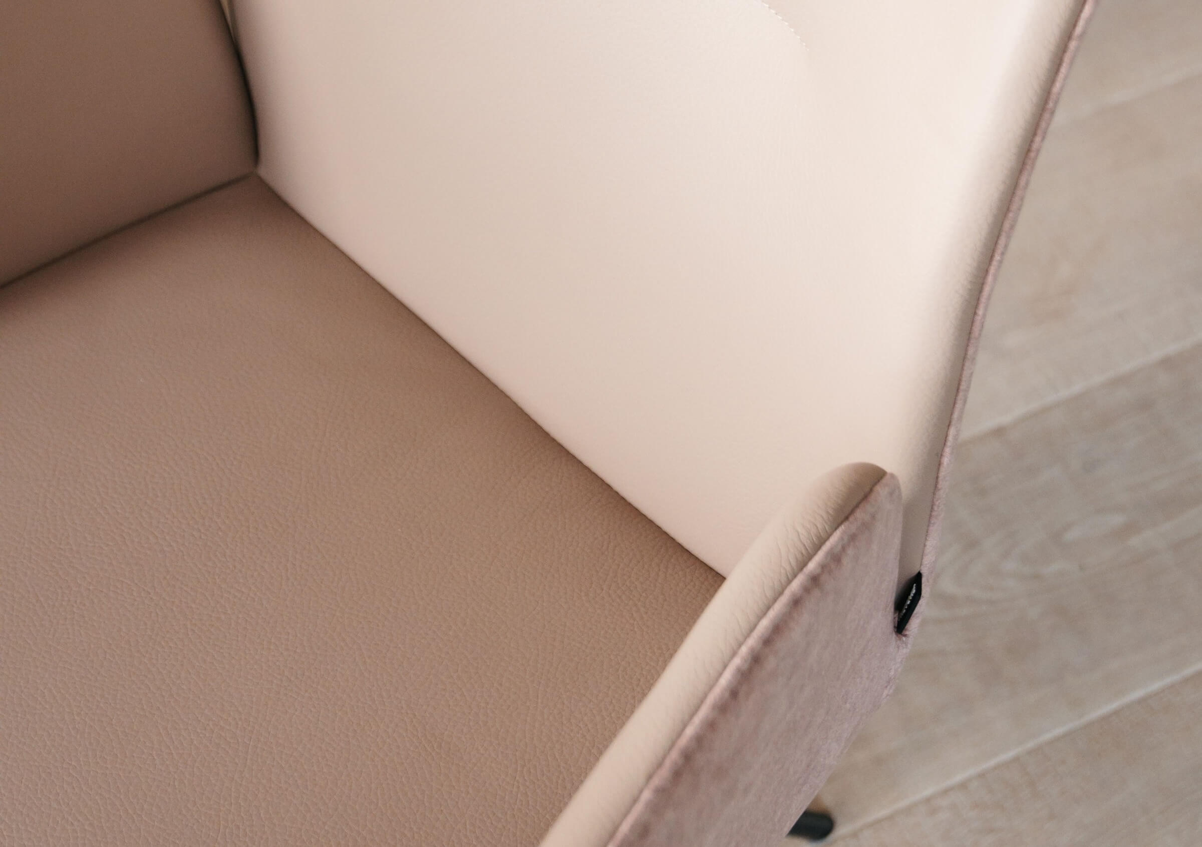 Hoe zitdiepte van een stoel het comfort en de zithouding bepaalt (1)