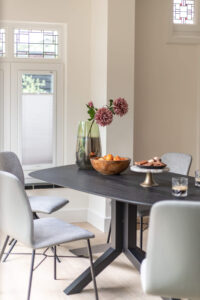 Meer bewegingsruimte creëren met organische tafelvormen