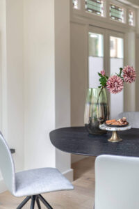 Meer bewegingsruimte creëren met organische tafelvormen