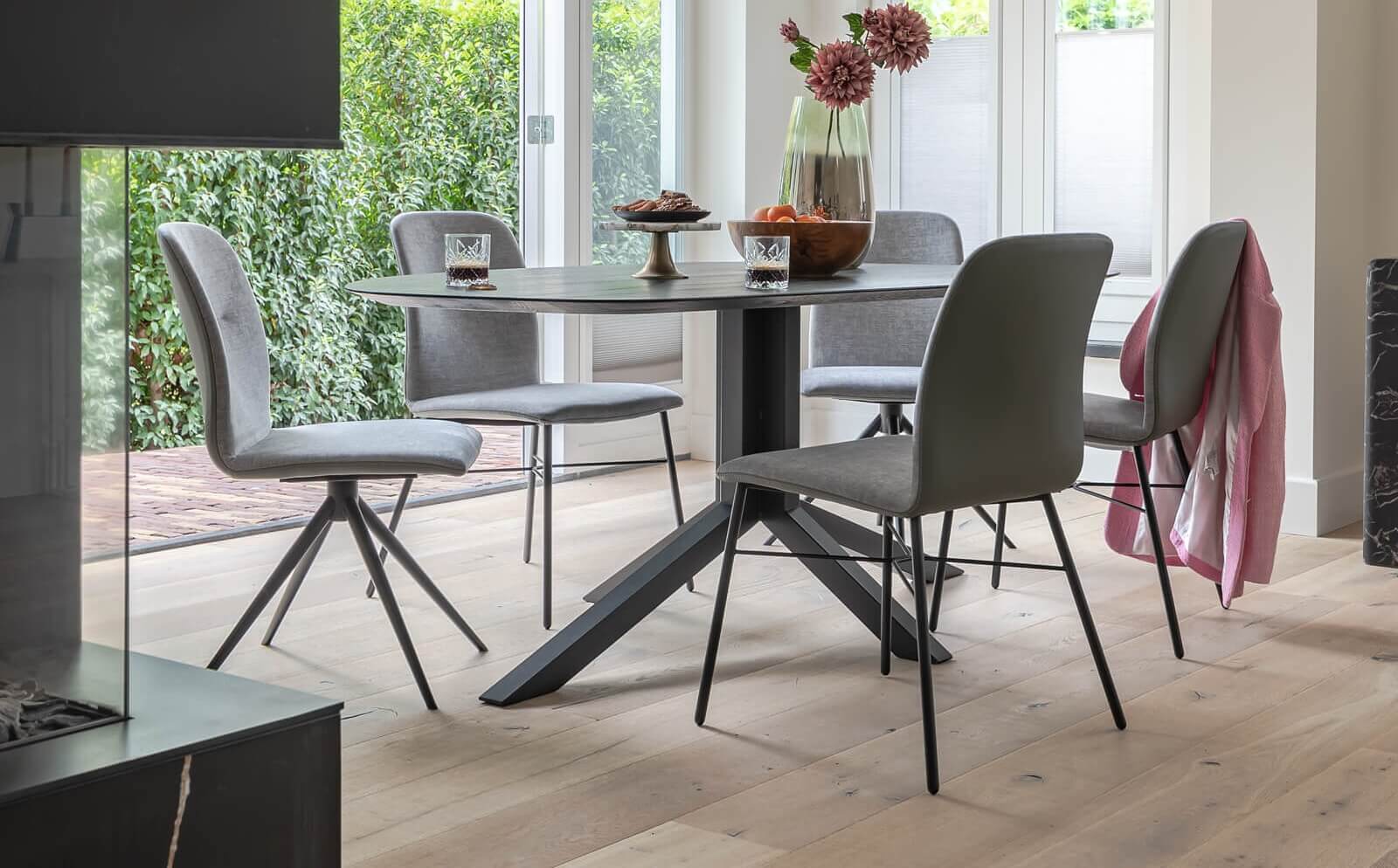 Meer bewegingsruimte creëren met organische tafelvormen